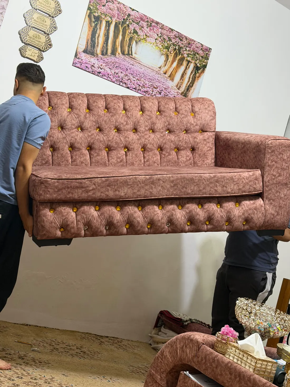حمل كنبة وردية مبطنة داخل صالة المنزل
